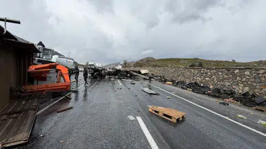 Bitlis'te iş makinesi ile tır çarpıştı : 1'i ağır 3 kişi yaralandı