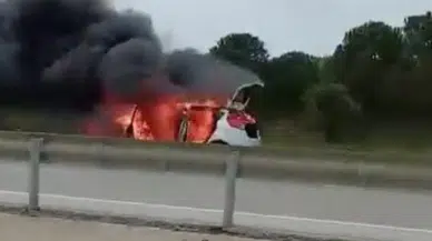 Bursa'da seyir halindeki otomobil alev aldı