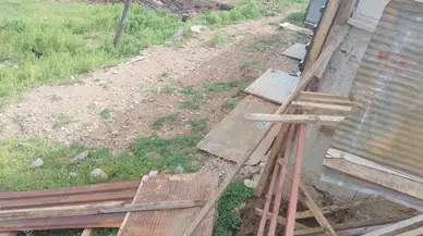 Osmaniye'de şiddetli fırtına : Ahırın çatısı uçtu