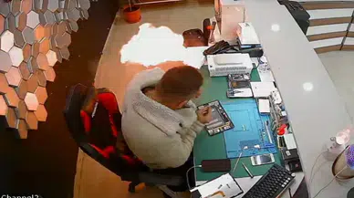 Bayburt'ta korkutan anlar : Şişen telefon bataryası bomba gibi patladı