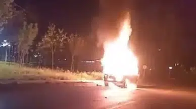Bursa Nilüfer'de park halindeki otomobil alev alev yandı