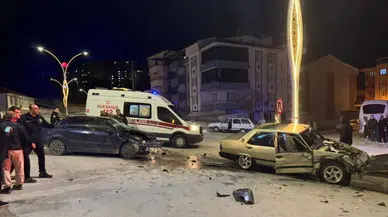 Kütahya Emet'te 2 araç çarpıştı : 2 kişi yaralandı