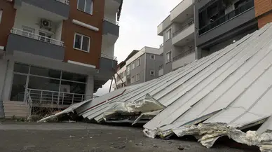 Hatay'da kuvvetli fırtına çatı uçurdu : 3 otomobil, 1 motosiklet zarar gördü