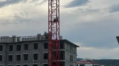 Adıyaman'da maaşlarını alamayan işçiler kule vincinde nöbet tuttu