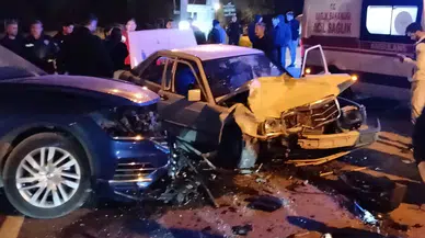 Sapanca’da iki otomobil çarpıştı : 5 yaralı! Kaza anı kamerada