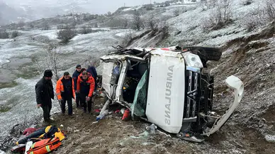 Artvin'de ambulans uçuruma yuvarlandı: 1 ölü, 4 yaralı