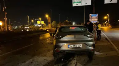 Bakırköy'de otomobil tıra çarptı : Sürücü yaralandı