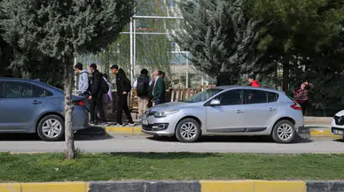 Diyarbakır Ergani’de otomobil kaldırımdaki öğrencilere çarptı : 2 yaralı