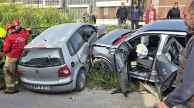 Balıkesir Susurluk'ta çift taraflı kaza : 4 yaralı sıkıştı