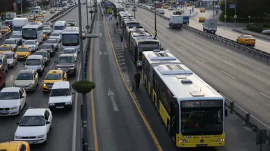 Metrobüs duraklarında yoğunluk yaşandı : Vatandaşlar çileden çıktı