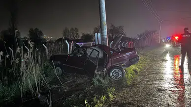 Kütahya'da otomobil beton direğe çarptı