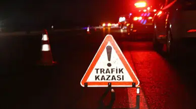 Mersin'de kırmızı ışık dehşeti : Hafif ticari ile motosiklet çarpıştı , 3 yaralı