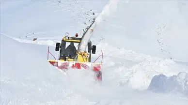 Bahar beklerken kış döndü ! 147 köye ulaşım kesildi