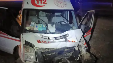 Erzurum'da ambulans, traktöre arkadan çarptı : 4 yaralı