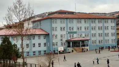 Bilecik'te okul tuvaletinde tabanca ve tehdit notu bulundu