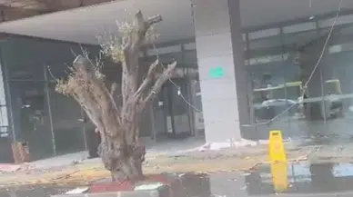 Batman'da sağanak yağış nedeniyle AVM girişinde tavan çöktü