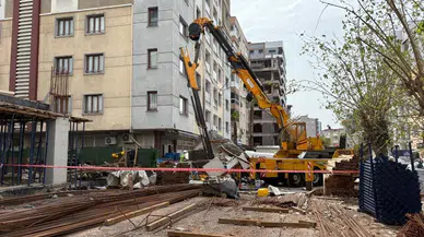 İzmir'deki bir şantiyede vinç koptu : 3 işçi yaralandı