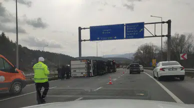 Bilecik’te kontrolden çıkan tır devrildi : Ulaşım bir süre aksadı
