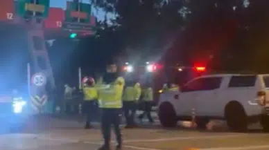 İzmir'de kaza : Araç önce bariyerlere çarptı sonra yandı