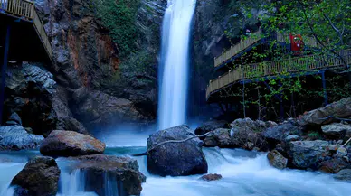 Yağışların ardından Karaçay Şelalesi'nin debisi arttı