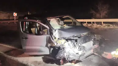 Çorum'da ticari araç, kamyona çarptı : 3 yaralı