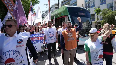 İzmir'de belediye çalışanları sokağa indi : İşçiler CHP İl Başkanlığı'na yürüdü