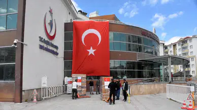 Van'dan İran'a tıbbi yardım : 6 tır malzeme yola çıktı