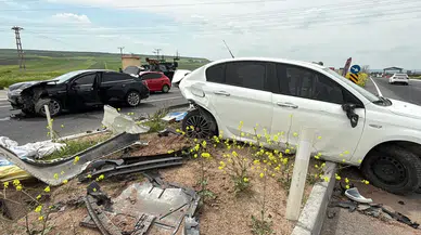 Diyarbakır'da iki otomobil çarpıştı : 3'ü çocuk 5 kişi yaralandı