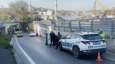 Beyoğlu’nda araç devrildi : Sürücü yara almadan kurtuldu