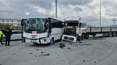 Karaman'da feci kaza : İşçi servisi ile tır çarpıştı, 12 kişi yaralandı