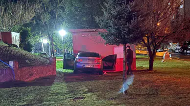Kayseri'de kaza : Araç depo duvarına çarptı