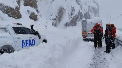 Van'da çığ dehşet saçtı : Çok sayıda araç mahsur kaldı