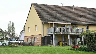 9 yaşındaki çocuğunu 2 yıl boyunca minibüste kilitli bıraktı !