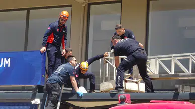 Antalya Kepez'de 4. kattan tente üzerine düşen genç adam için seferber oldular