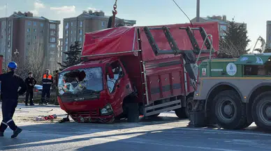 Esenler'de feci kaza : Otomobil kamyona çarptı, 6 kişi yaralandı