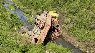 Bursa'da freni boşan vinç dereye uçtu : Araçtan atlayan sürücü öldü
