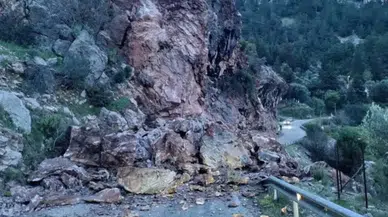 Fethiye'de yamaçtan kaya parçaları düştü : Kara yolu ulaşıma kapandı