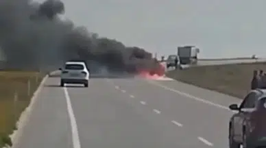 Edirne'de seyir halindeki iş makinesi alev alev yandı