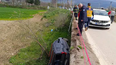 Bursa’da zincirleme kaza : 3 araç çarpıştı, biri dereye uçtu! 4 yaralı