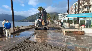 Marmaris’te fırtına ve sağanak hayatı vurdu: Sahiller çöple kaplandı