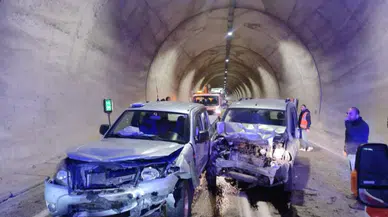 Artvin'de tünelde iki kamyonet çarpıştı : 7 yaralı