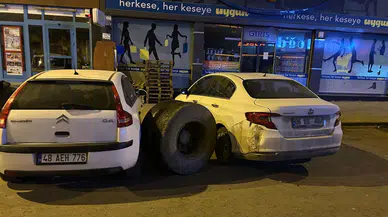 Kars’ta seyir halindeki kamyonun tekeri koparak araçlara zarar verdi