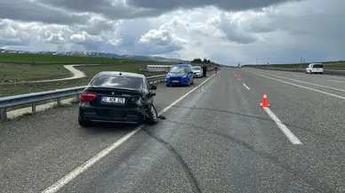 Elazığ'da otomobil bariyerlere çarptı : 4 yaralı
