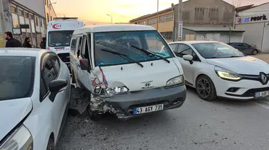 Eskişehir’de zincirleme kaza : 4 araç birbirine girdi, 2’si çocuk 3 yaralı