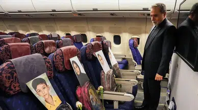 Pakistan'a giden İran heyetinin uçağına, Minab'daki saldırısında ölen çocukların fotoğrafları konuldu