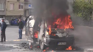 Ataşehir'de park halindeki minibüs alev alev yandı