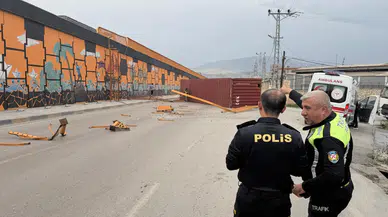 İskenderun'da fırtına dehşeti! Seyir halindeki tırın üzerinden konteyner böyle uçtu