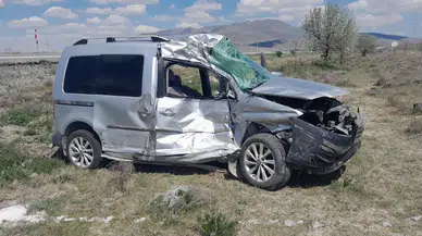 Konya'da tır ile çarpışan hafif ticari aracın sürücüsü hayatını kaybetti