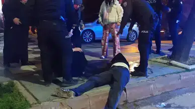 Aksaray’da sokak ortasında 'yan bakma' kavgası : 2 kardeş ve anneleri yaralandı