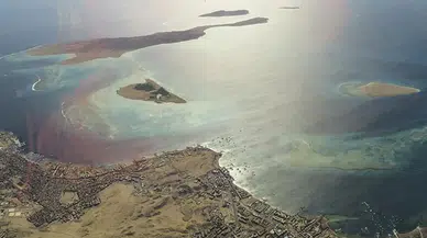 Hürmüz Boğazı'nı geçmeye çalışan iki gemiye ateş açıldı